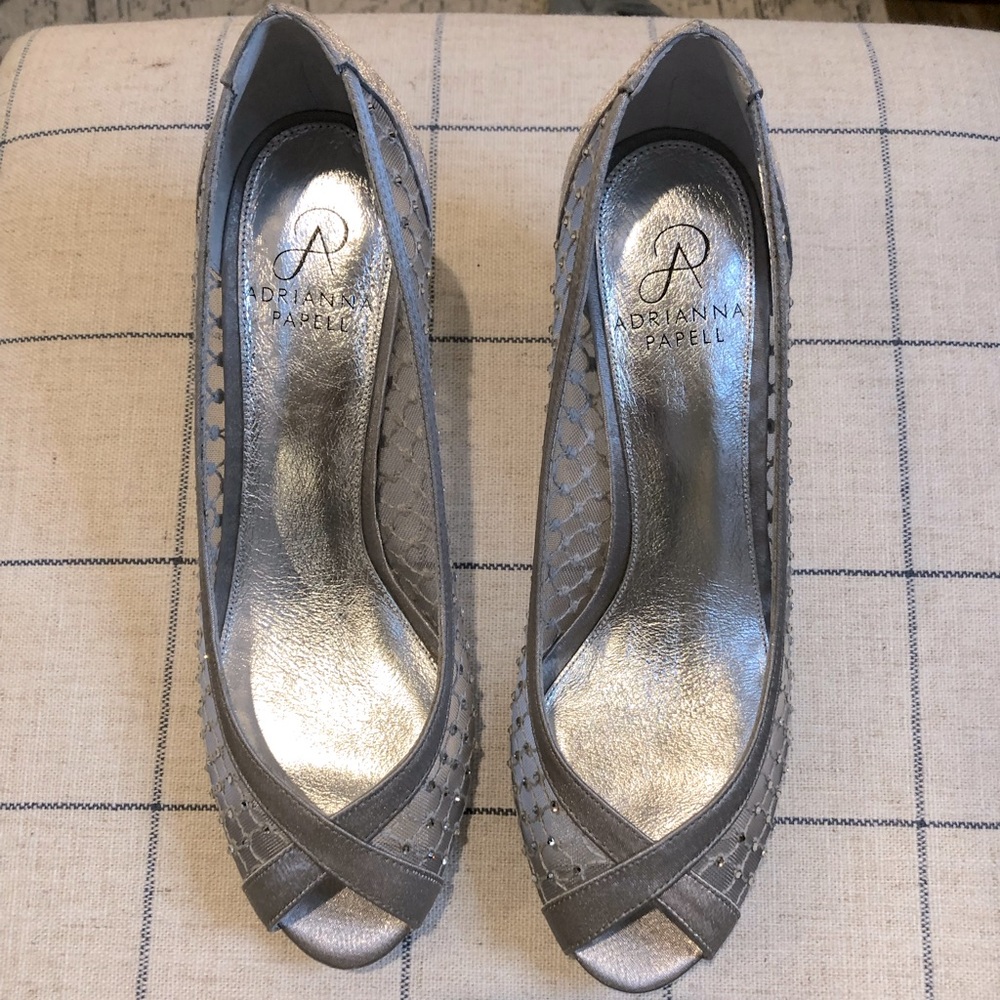 *NWT* Adrianna Papell silver pumps